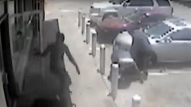 Un gruppo di ladri tenta una rapina in un negozio. Non sanno, però, che l’impiegato è un esperto di arti marziali