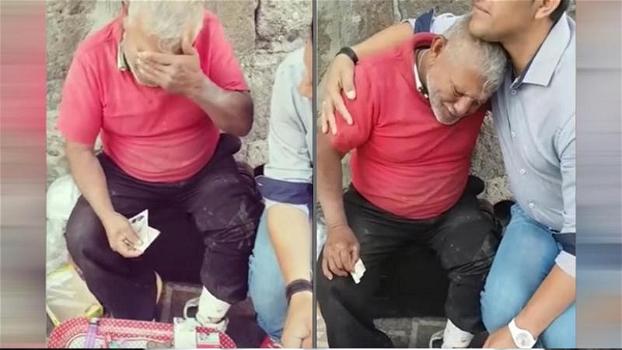 Un anziano vende le caramelle per strada. Il gesto di un passante lo commuove fino alle lacrime!
