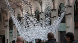 Parigi: ecco il lampadario realizzato con le penne Bic