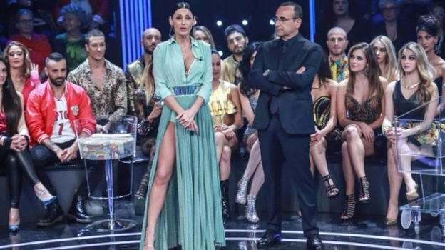 Anna Tatangelo: "Colpa dei capelli piatti!". Anche la D’Urso la difende