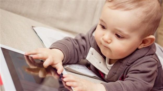 Ritardi del linguaggio per i bambini che passano tanto tempo al tablet