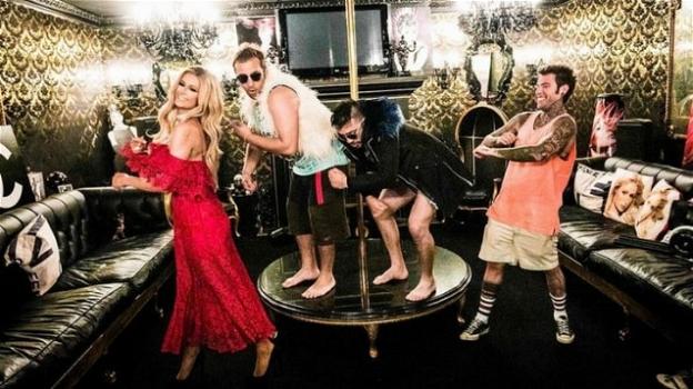J-Ax e Fedez cantano "Senza pagare" con Paris Hilton e Pio&Amedeo