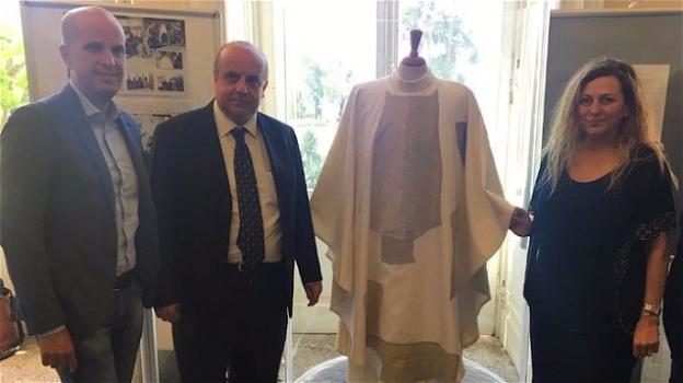 Papa Francesco: casula in jeans e merletto da una scuola di Genova