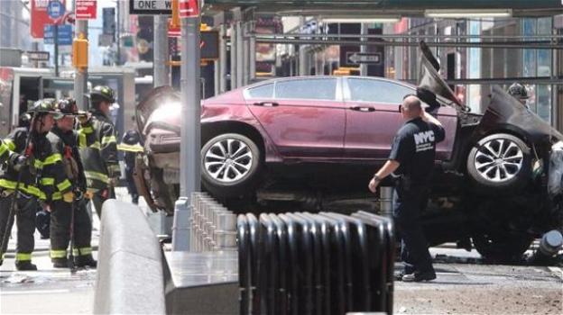 New York, auto contro passanti in Times Square: 1 morto e 10 feriti