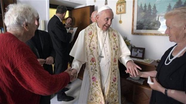 Ostia: Papa Francesco esce a benedire le famiglie