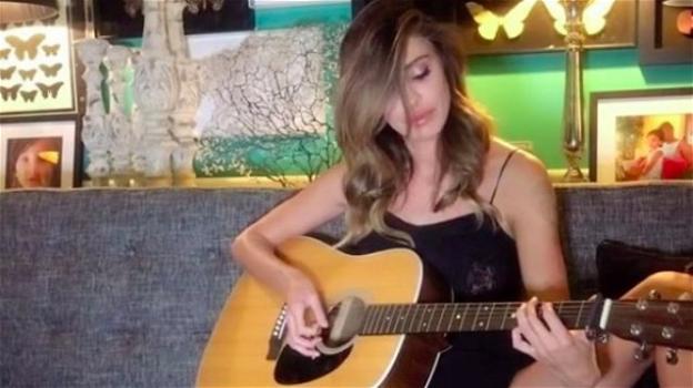 Belen Rodriguez suona la chitarra e canta: è boom di visualizzazioni