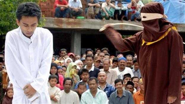 Indonesia: due uomini sono stati fustigati 85 volte perchè omosessuali