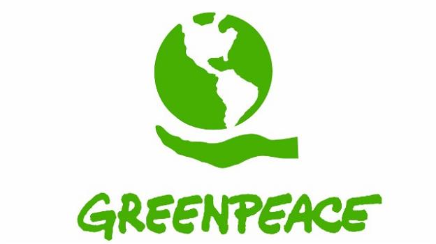 Greenpeace proietta su San Pietro un messaggio per Trump