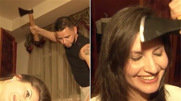 Parrucchiere russo taglia i capelli usando l’accetta