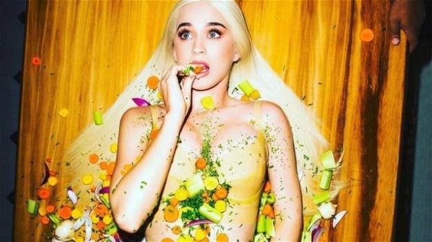 Katy Perry: il suo scatto coperta di cibo incuriosisce e divide i fan