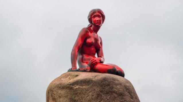 La statua della Sirenetta a Copenaghen è stata vandalizzata