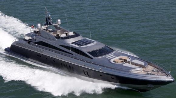 Lo yacht "Tenshi" arriva a Roccella Ionica, 46 metri di super lusso