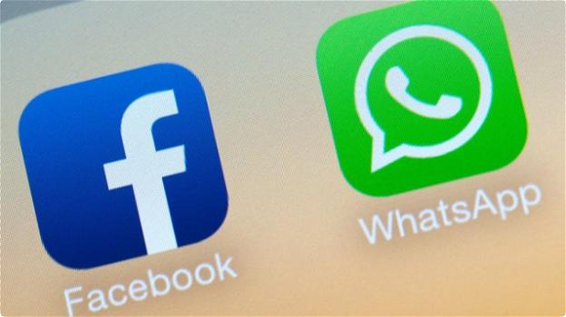 WhatsApp con la griglia per le foto, e Facebook col pulsante flottante