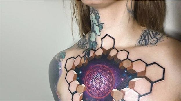 Tatuatore crea l’illusione di un tatuaggio che emerge da sotto pelle