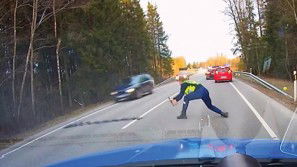 Sta per arrivare l’auto del fuggitivo. L’azione del poliziotto non gli lascia scampo