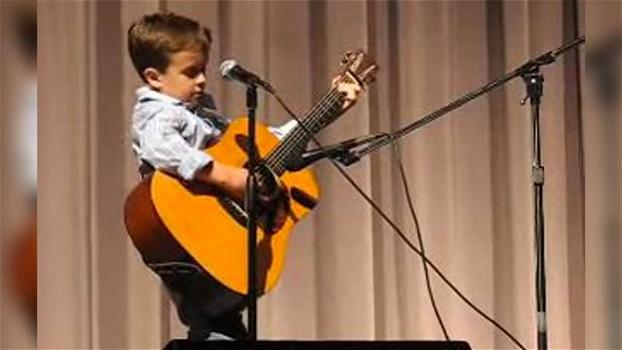 Un bimbo sale sul palco con la sua chitarra ed esegue in modo stupendo un brano di Johnny Cash