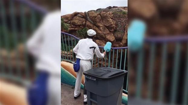 Un addetto del Parco Disney pulisce la ringhiera. Quello che accade diverte proprio tutti!