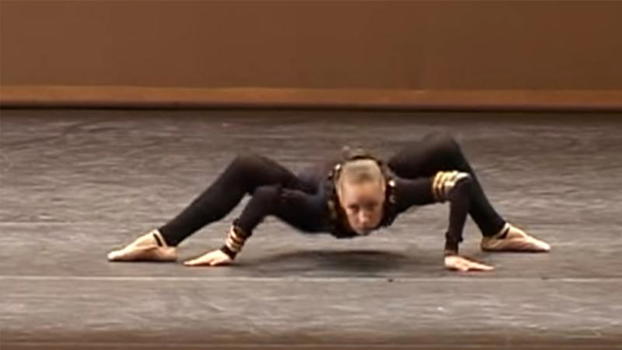 Questa ballerina si mette in posa come un ragno. Poi si alza e stupisce tutti con il suo balletto