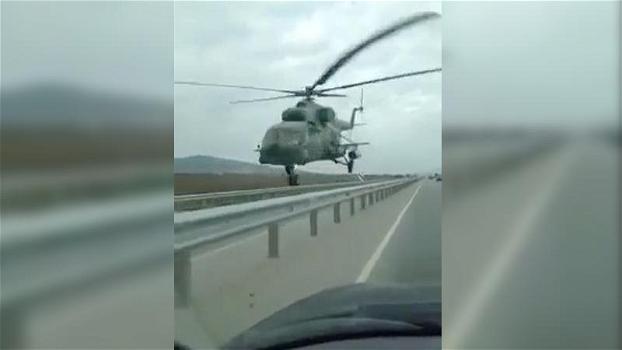 Un elicottero sorvola l’autostrada ad altezza d’uomo. Quello che accade è del tutto inaspettato