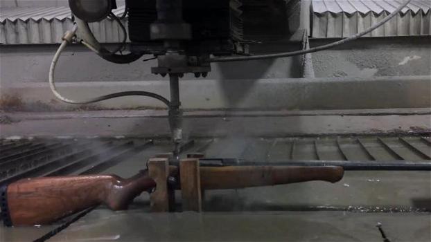 Questo fucile viene tagliato a metà da un getto d’acqua a 4000 bar
