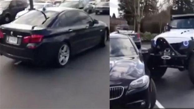 Si accorgono che una BMW sta occupando due posti. Quello che fanno con la loro Jeep è assurdo!