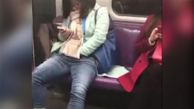 Una ragazza si infila la mano nei jeans in metro. Un passeggero riprende l’assurda scena