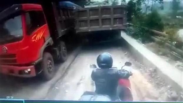 Uno scooter affianca il camion. Quello che accade all’improvviso è del tutto inaspettato