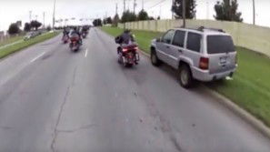 Un automobilista sorpassa le moto dal lato sbagliato. Poi capisce di aver commesso un grande errore