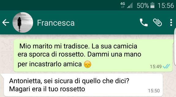 La camicia di suo marito è sporca di rossetto. Poi decide di mandare un messaggio alla sua amica