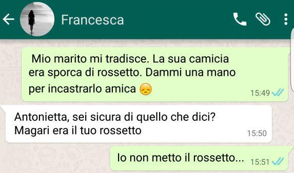 La camicia di suo marito è sporca di rossetto. Poi decide di mandare un messaggio alla sua amica