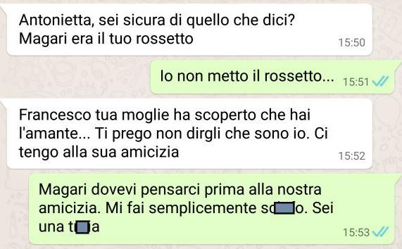 La camicia di suo marito è sporca di rossetto. Poi decide di mandare un messaggio alla sua amica