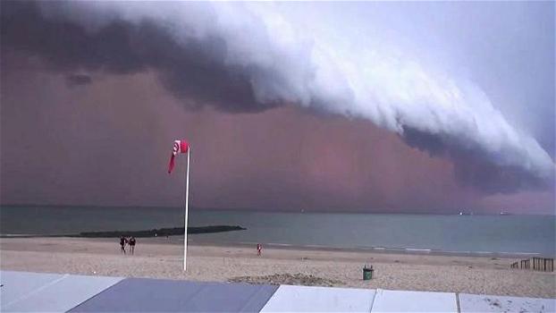Un temporale si abbatte sulle coste del Belgio. La scena è davvero terrificante!