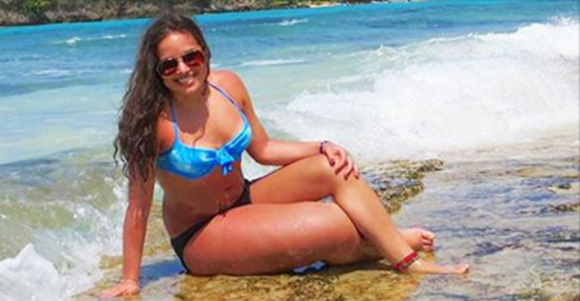 Condivide una normalissima foto in spiaggia, ma tutti notano qualcosa di strano sulle sue gambe