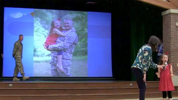 Questa bimba non vedeva il padre militare da anni. Non ha idea che si trova proprio dietro di lei