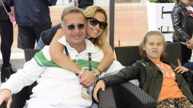 Bonolis spende 540 euro per un paio di scarpe per la figlia 13enne: sul web scoppia la rabbia