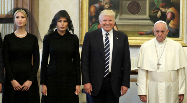 Ecco la foto ufficiale della visita di Donald Trump al Vaticano. Lo sguardo di Papa Francesco dice tutto