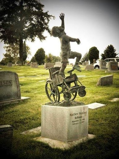 tomba-scultura-bambino-disabile