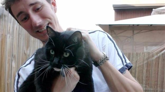 Un gatto "adotta" un soldato con sindrome post traumatica