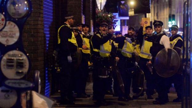 Attacco Londra: una donna ferma la porta del pub con il corpo e salva 20 vite
