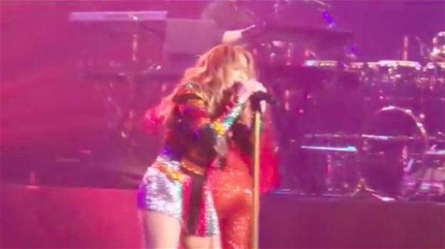 Jennifer Lopez infortunata durante lo show o è un fake?