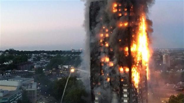 Incendio a Londra: brucia la Grenfell Tower. "Ci sono morti e feriti"
