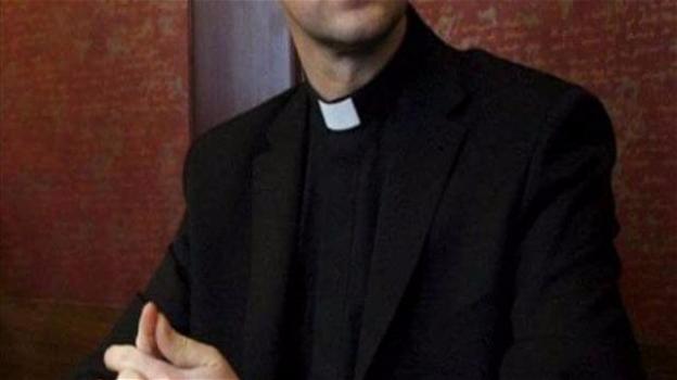 Rovigo, ricatta il prete dopo il sesso: «Paga o finirai su Facebook»