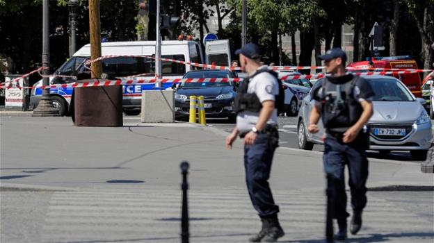 Parigi: un’auto contro le forze d’ordine