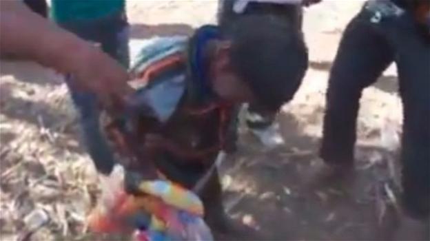 Perù: fanno ubriacare due bambini per filmarli e ridere di loro