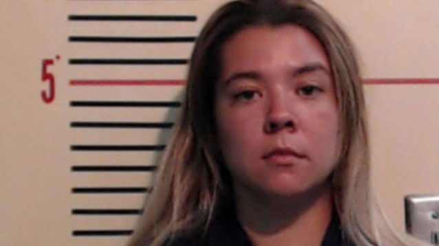 Chiude la figlia in auto con il fratellino, morti entrambi