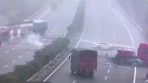 Vari tir restano coinvolti in un terribile incidente a catena. Le immagini delle telecamere sono da brivido!