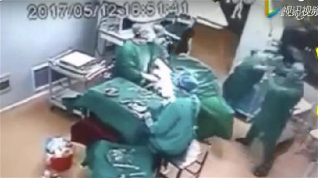 Due infermiere si azzuffano nella sala operatoria durante un intervento. Quello che accade è assurdo!