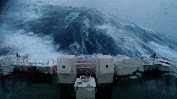 Un’imbarcazione è in pieno mare durante una tempesta. Quello che accade è terrificante!