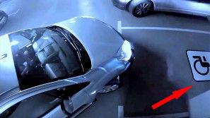 Sta per parcheggiare l’auto nel posto per disabili. Poi vede una figura misteriosa e resta basito!