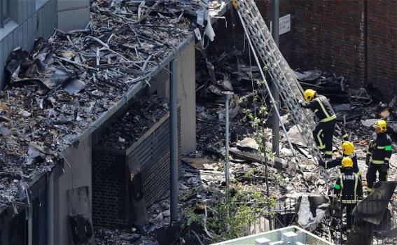 Incendio Grenfell Tower Londra, bimba trovata morta tra le braccia della madre